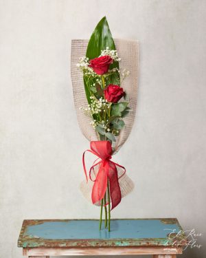 Rosa decorada con flor variada en floristería el racó de les flors Montmeló