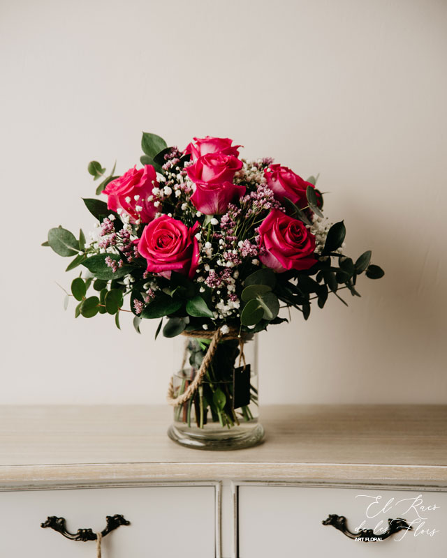 TURÍN, bouquet de 6 rosas rosa acompañado de verde variado y flor pequeña de complemento.