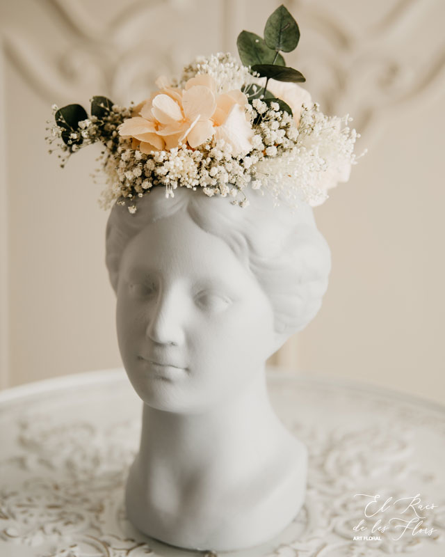 LADY, cabeza de cerámica gris decorado con hortensia salmon, Bloom blanco y eucalipto gris. Todo en flor preservada. Altura aproximada 35cm