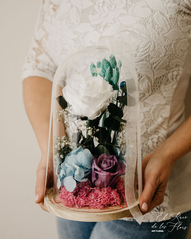 Mireia, rosa blanca i lila en cúpula de cristal, en floristería El racó de les flors Montmeló