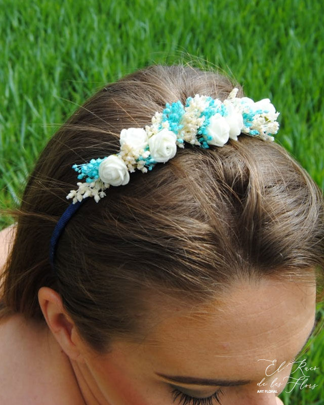 Diadema delgada de flor seca y preservada en color azul y blanco.