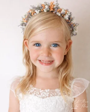 Diadema Clhoe, diadema de flor seca y preservada. En limonium lila, paniculata blanca, y toque de broom naranja. Medida aprox de la parte floral 23cm largo x 1,5cm ancho