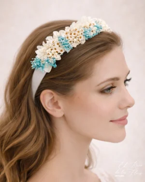 Diadema ancha con flor seca y preservada, en tonos azul y blanco