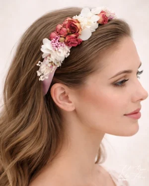 NOELIA Diadema de tela con media luna de flor seca y preservada tonos blanco, rosa y rojo.