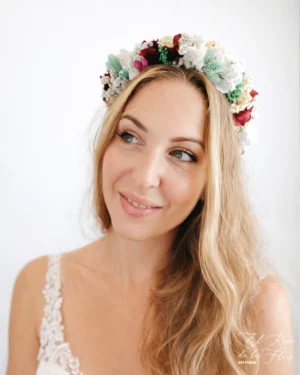 Corona en flores secas y preservadas cerrada (toda la circumferència entera). En tonos verde mint, granate, blanco y rosa. Conjunto del ramo Mirabella.