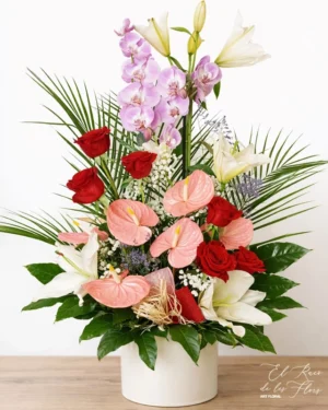 Centro mix. Planta de orquídea con flor fresca. Compuesto por rosa, anthurium y liliums oriental. Medidas aproximadas 80cm altura x 45cm ancho.