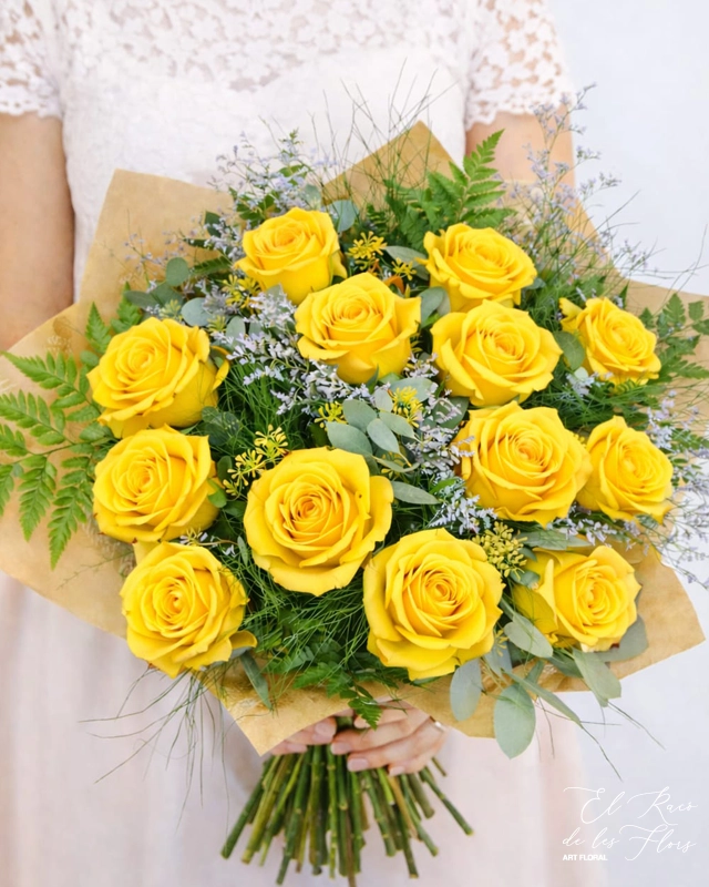 Bouquet de 12 rosas amarillas 52€ diámetro aprox 45 cm Opción con 18 rosas 72€