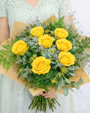 Bouquet de 6 rosas amarillas acompañado de verdes y flor mini de relleno. Medida aproximada 30cm diámetro