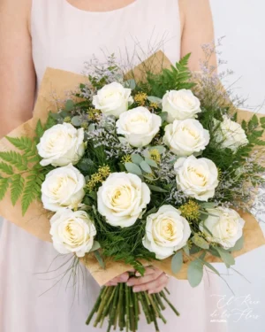 Bouquet de 12 rosas blancas 52€ diámetro aprox 45 cm Opción con 18 rosas 72€