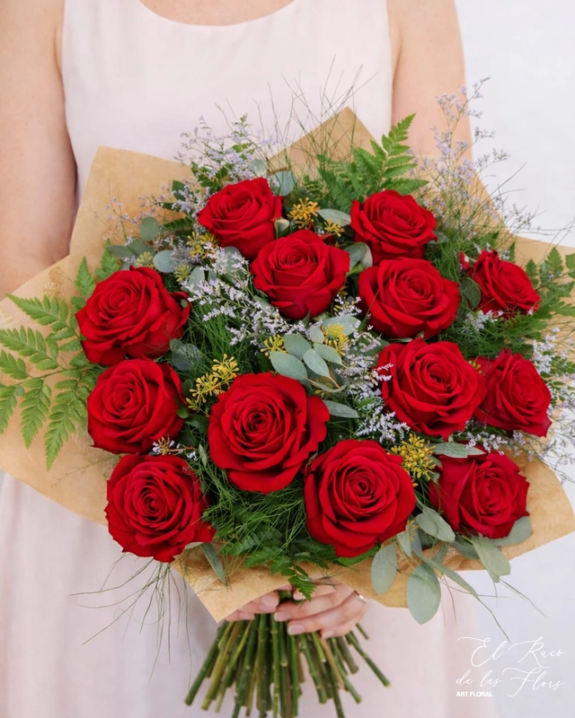 Bouquet de 12 rosas rojas 52€ diámetro aprox 45 cm Opción con 18 rosas 72€