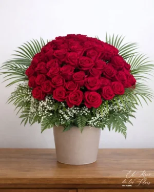 Centro de 50 rosas agrupadas y 60cm largada. En base y corona de panículata.