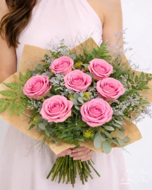 NEW YORK Bouquet de 6 rosa rosa acompañado de verdes y flor mini de relleno. Medida aproximada 30cm diámetro