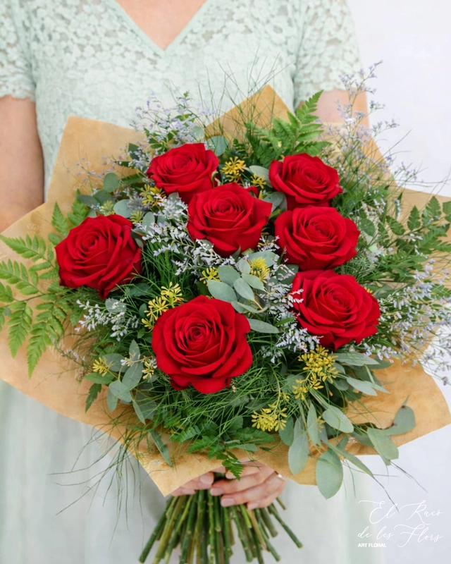 TURÍN Bouquet de 6 Rosas rojas. Acompañado de verdes y flor mini de relleno. Medida aproximada 30cm diámetro.