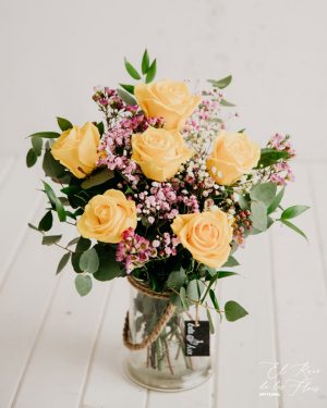 Londres, bouquet compuesto de 6 rosas amarillas acompañado de verdes variados y flor de complemento en color rosa.