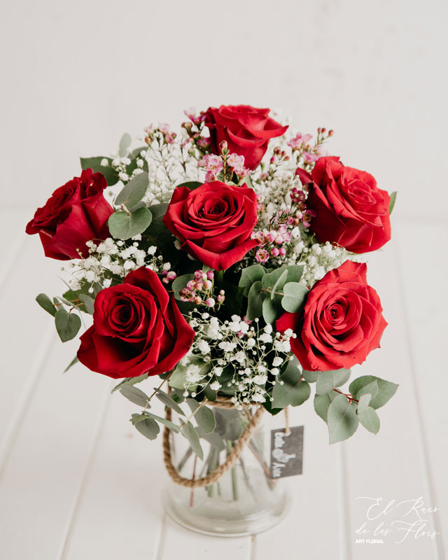 bouquet de 6 rosas rojas de calidad superior, acompañado de verdes variados y flor pequeña de complemento.
