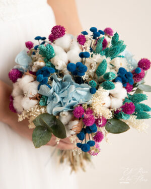 Abril, ramo tipo bouquet de flor seca y preservada, compuesto por phalaris turquesa, flor de algodón, hortensia azul bebé, botao azul marino, broom blanco, eucalipto gris, gomphrena morado.