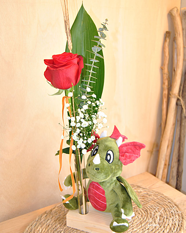 Rosa Sant Jordi con dragón de peluche
