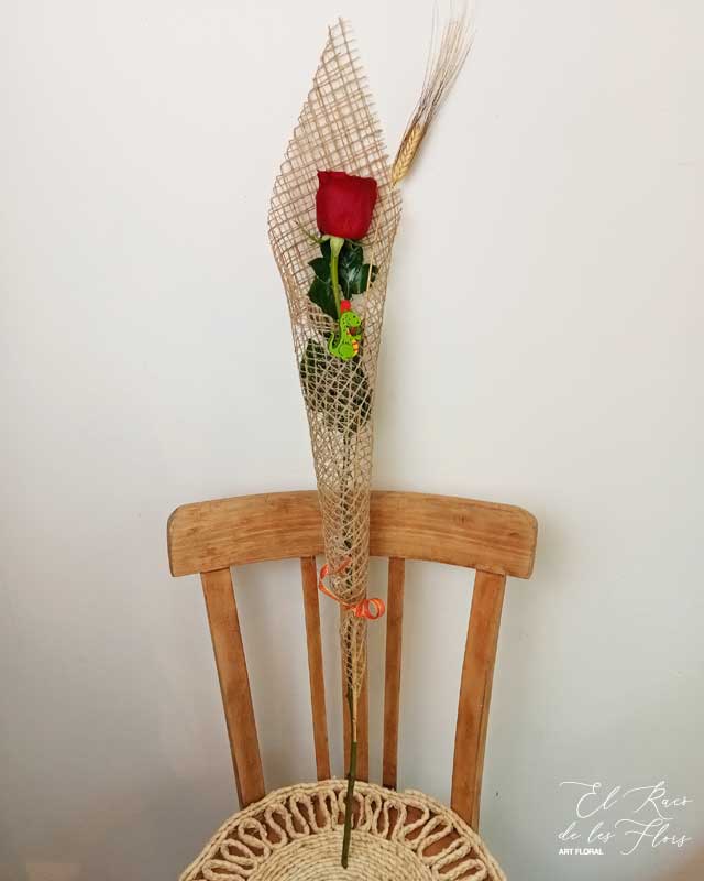 Rosa de primera calidad con arpillera de rejilla y decoración de Sant Jordi.