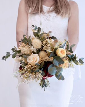 Ramo de novia con flor seca y preservada en Floristería Montmeló