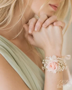 Pulsera frontal elaborada con una rosa rosa, hortensia blanca y panículata crema. Todo preservado. Ideal para damas de honor. Medidas aprox del trabajo floral 10cm x 3,5cm