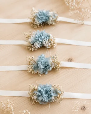 Pulsera frontal ideal para damas de honor. Elaborada con hortensia azul y panículata. Todo preservado. Medida trabajo floral 10cmx 3,50cm aprox