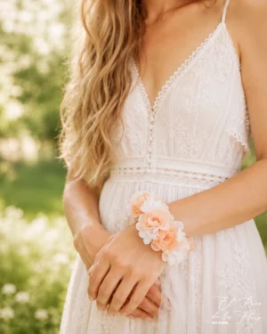 Pulsera completa elaborada con Hortensia blanca y Hortensia salmón. Todo preservado.