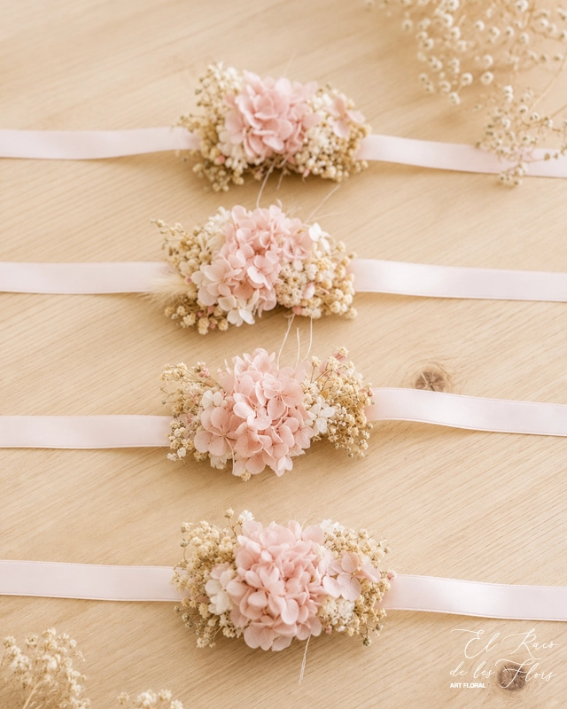 Pulsera frontal ideal para damas de honor. Elaborada con hortensia rosa y blanca y panículata. Todo preservado. Medida trabajo floral 10cmx 3,50cm aprox