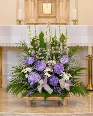 Centro para el altar Centro de grandes dimensiones para los pies del altar. Estilo paralelo vertical. Flores y color a elegir.
