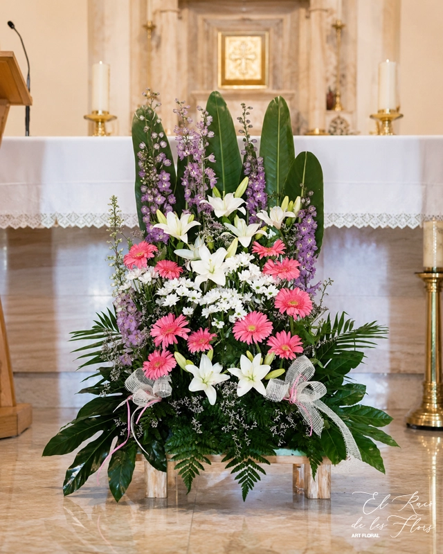 Centro para el altar Centro de grandes dimensiones para los pies del altar. Estilo paralelo vertical. Flores y color a elegir.