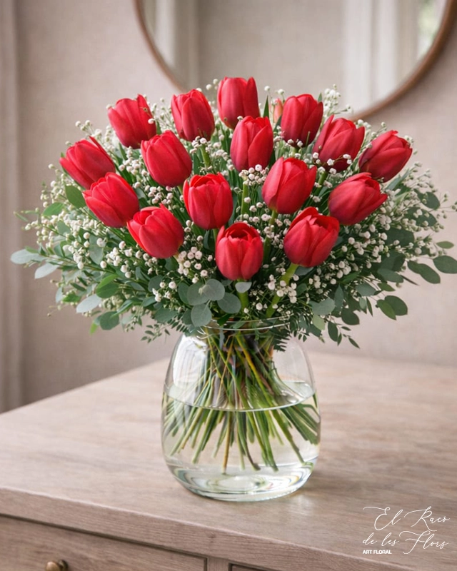 Ramo de 12 tulipanes rojos acompañado de Limonium lila y statice malva.