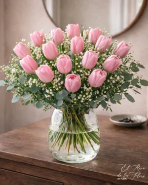 Kelly, ramo de 12 tulipanes rosa acompañado de Limonium lila y statice malva.