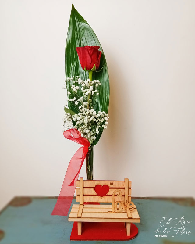 Love banco, banco de madera con una rosa rosa natural. 17cmx 17x 60cm altura total. Precio total 39€