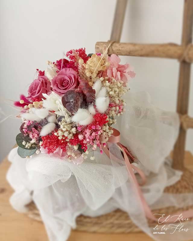 Ramo de novia, forma bouquet. En tonos rosa, fucsia y blanco. Lleva 2 rosas, broom, hortensia, paniculata, eucalipto