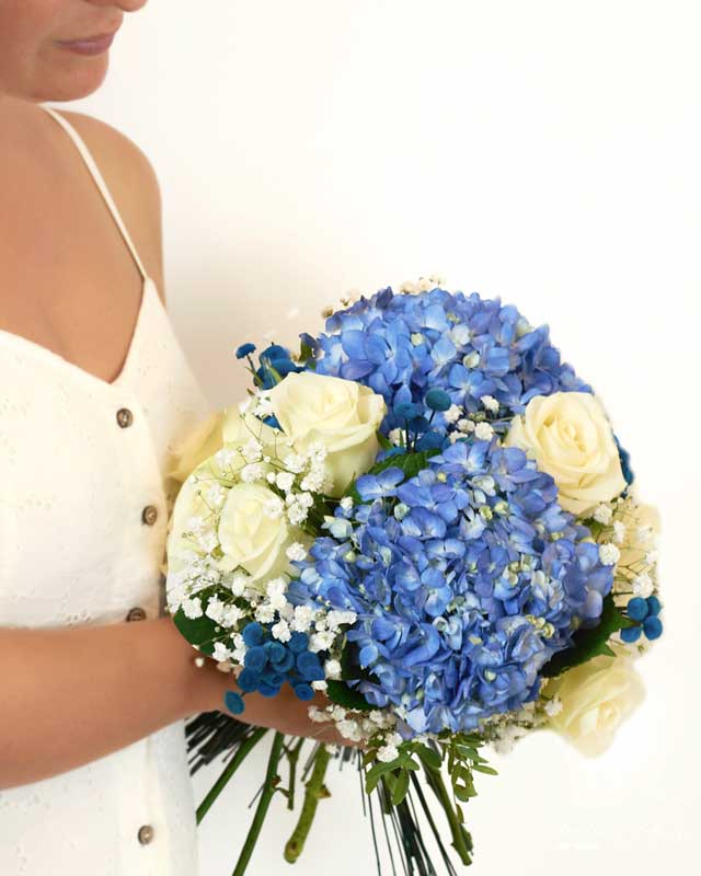 Hortensia, ramo de novia tipo bouquet natural. Con rosa blanca, hortensia azul, paniculata y botao.