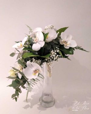 Esther, ramo de novia en forma cascada de flor natural. Materiales utilizados, orquídea phalaenopsis, paniculata y variedad de verdes.