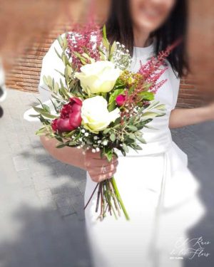 Anna, ramo de novia estilo garba, en flor natural. Material utilizado: dos rosas blancas, 2 peonías granate, astilbe granate, olivo y paniculata.