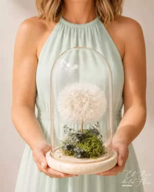 Diente de león seco decorado dentro de una cúpula junto con musgo finlandés preservado y eucalipto preservado. Diámetro del diente de león 12cm Medidas cúpula 25cm altura x 15cm diámetro.