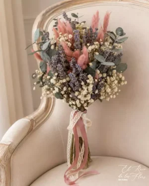 Ramo de novia bouquet en forma triángulo invertido elaborado con lavanda seca, panículata blanca preservada, laugurus rosa empolvado y eucalipto preservado.