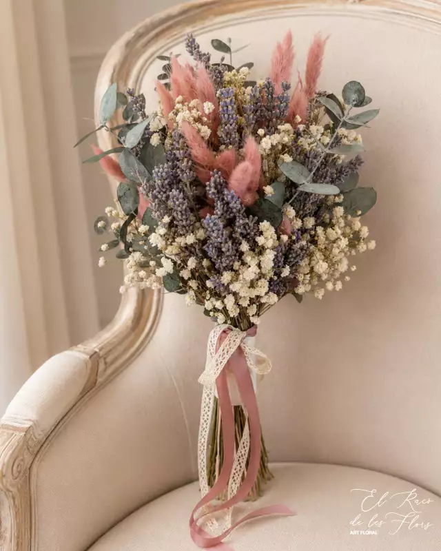 Ramo de novia bouquet en forma triángulo invertido elaborado con lavanda seca, panículata blanca preservada, laugurus rosa empolvado y eucalipto preservado.