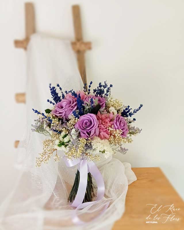 Ramo de novia de flor SECA Y PRESERVADA en tonos malva, violeta y blanco. Materiales utilizados, lavanda, rosas, paniculata, hortensia, limonium statice.