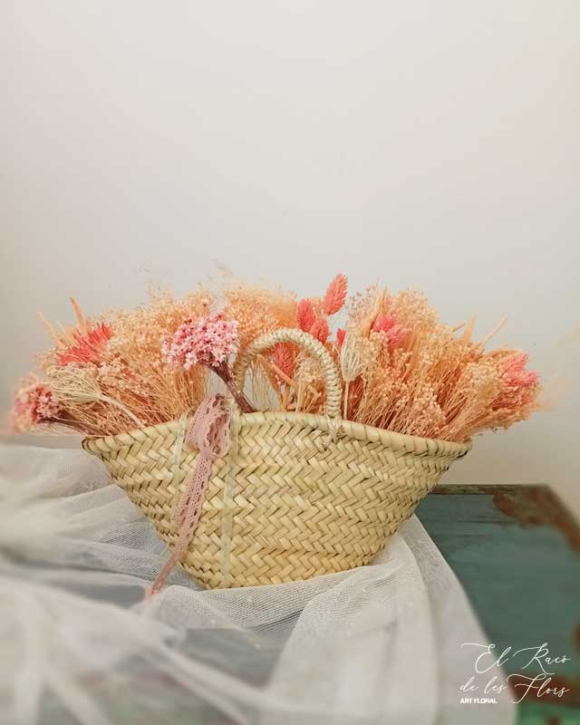 Caperucita, cesto de mimbre con flores secas en tonos rosa y crema. Materiales utilizados, broom, margarita mini.