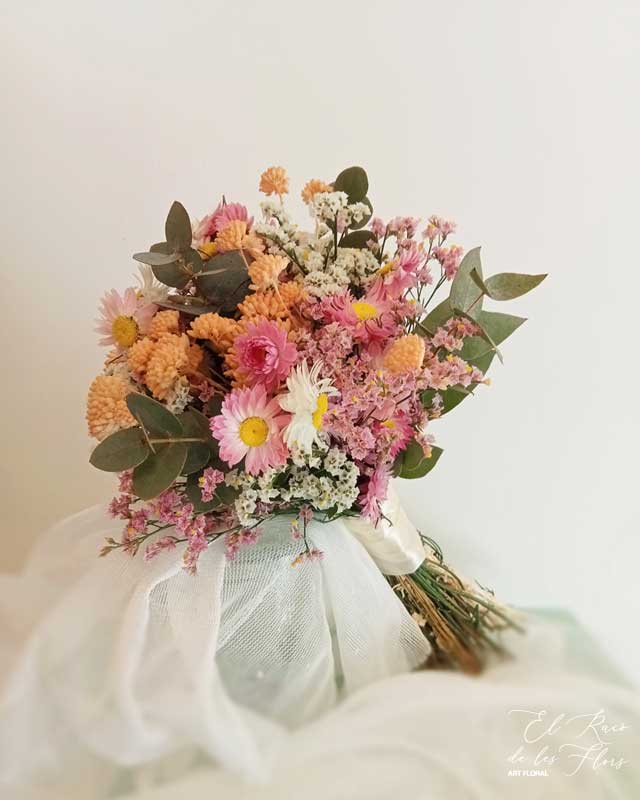 ramo tipo bouquet tamaño pequeño combinado de flor seca y eucalipto natural y limonium natural que secara. Ideal para bodas de plata u oro, o para celebraciones sencillas.