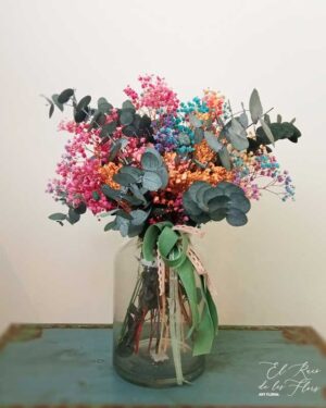 jarrón de cristal decorado con ramo de paniculata preservada arcoiris y eucalipto usa preservada.