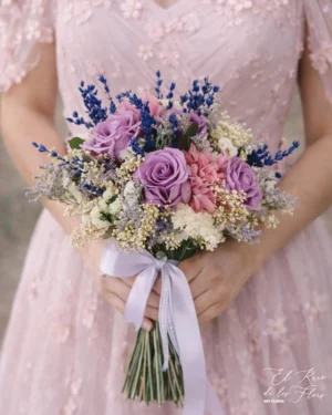 Ramo de novia de flor SECA Y PRESERVADA en tonos malva, violeta y blanco. Materiales utilizados, lavanda, rosas, paniculata, hortensia, limonium statice.