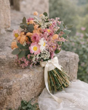 ramo tipo bouquet tamaño pequeño combinado de flor seca y eucalipto natural y limonium natural que secara. Ideal para bodas de plata u oro, o para celebraciones sencillas.