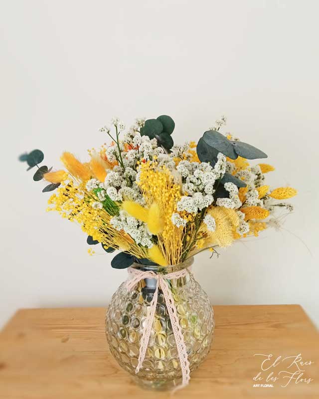 Sunny jarrón cristal burbujas, con ramo de flores secas en tonos amarillos y blancos. broom, eucalipto, limonium