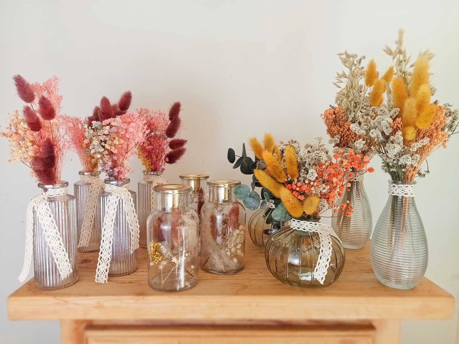 Botellas de cristal con flor seca y preservada