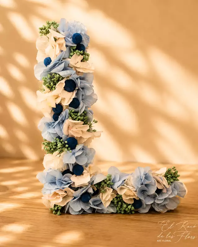 Letra decoraca con: Hortensia, broom y botao