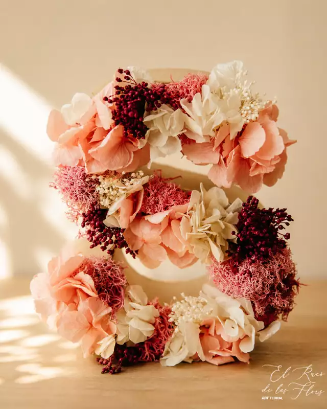 Letras de cartón decoradas con flor seca y preservada en floristería El racó de les flors en Montmeló