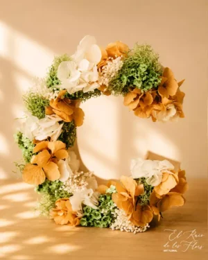 Letras de cartón decoradas con flor seca y preservada en floristería El racó de les flors en Montmeló